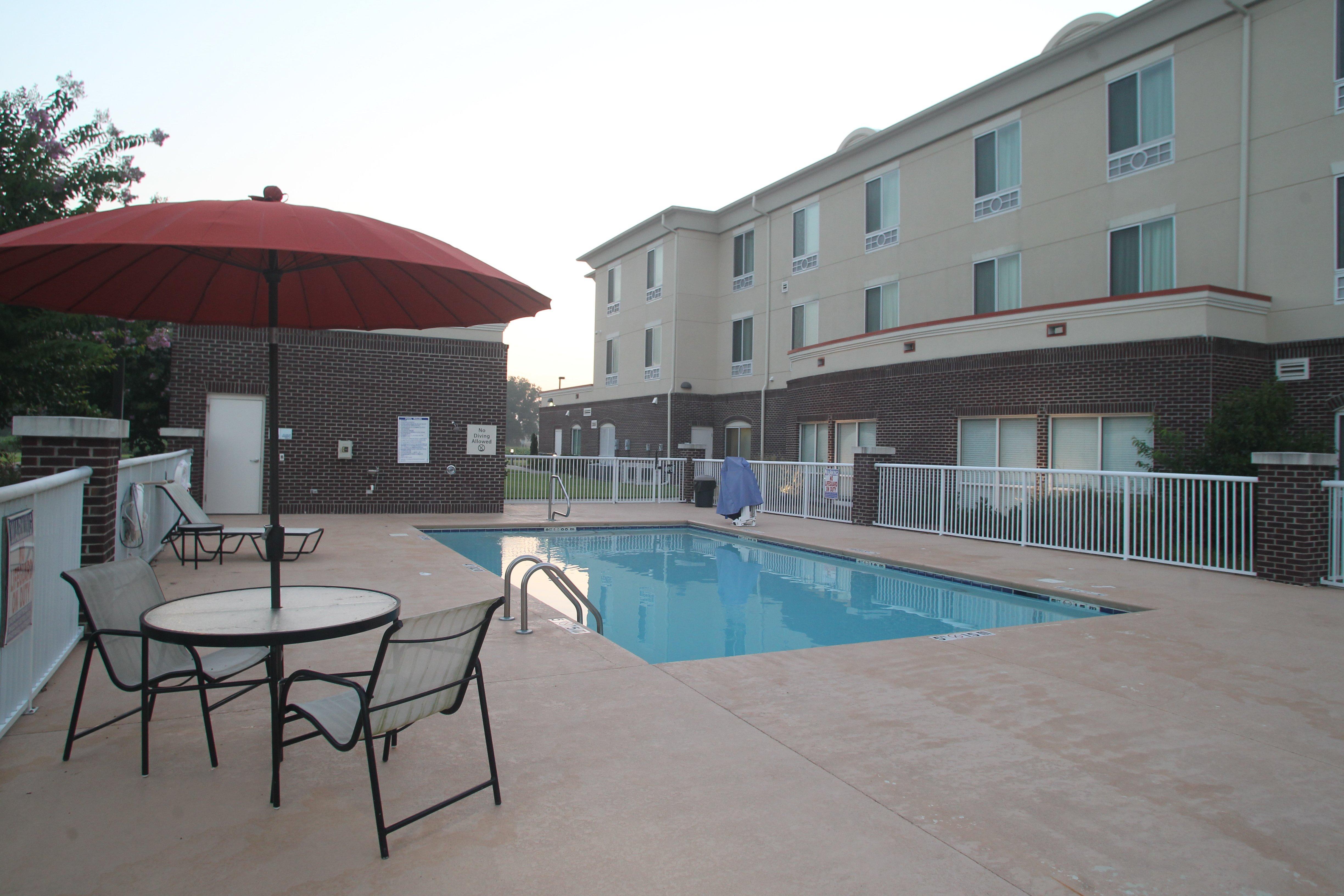 Holiday Inn Express Pembroke By Ihg Exterior foto