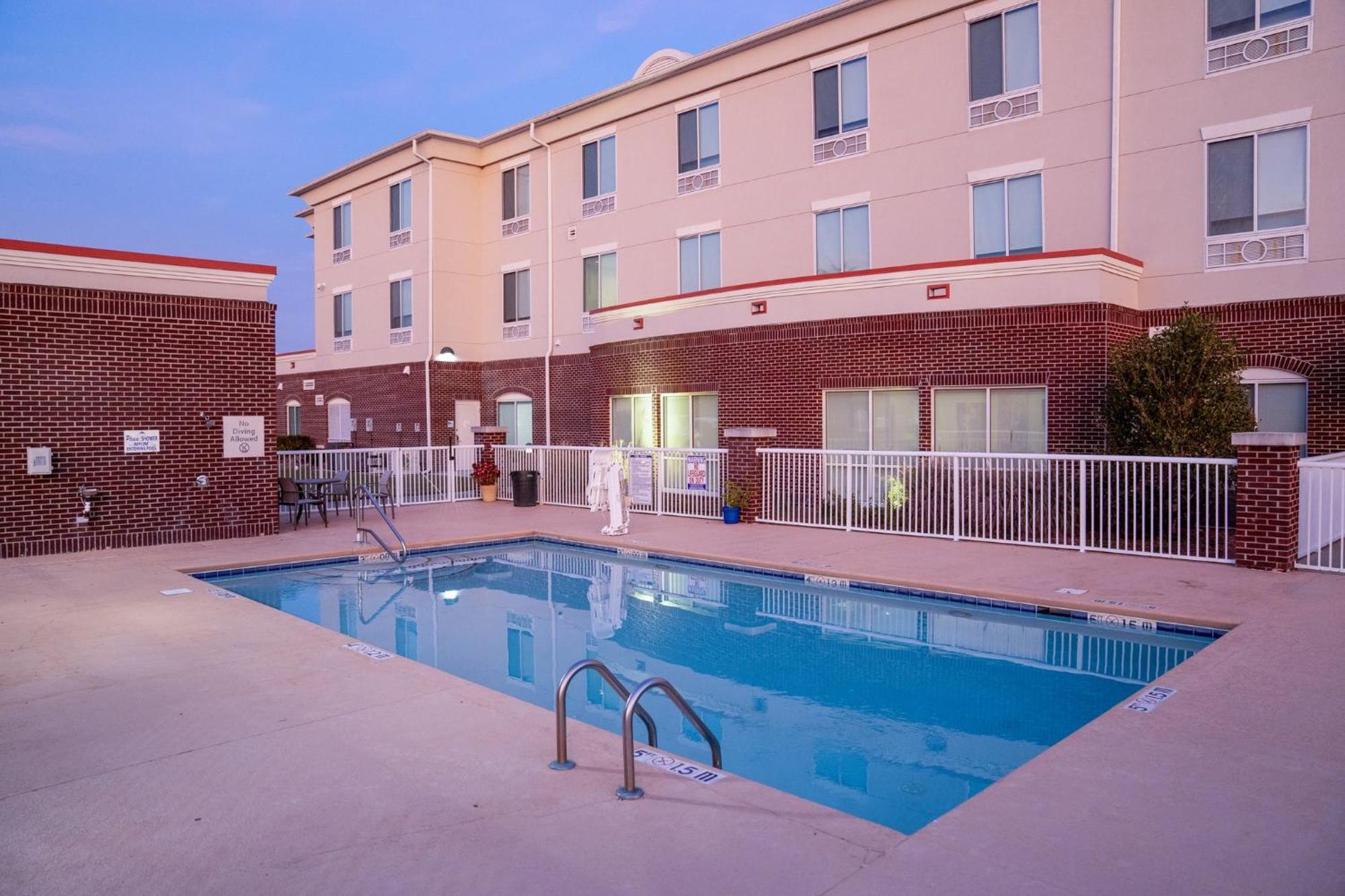 Holiday Inn Express Pembroke By Ihg Exterior foto